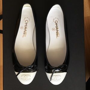CHANEL ballerina patent flats white toe size 37